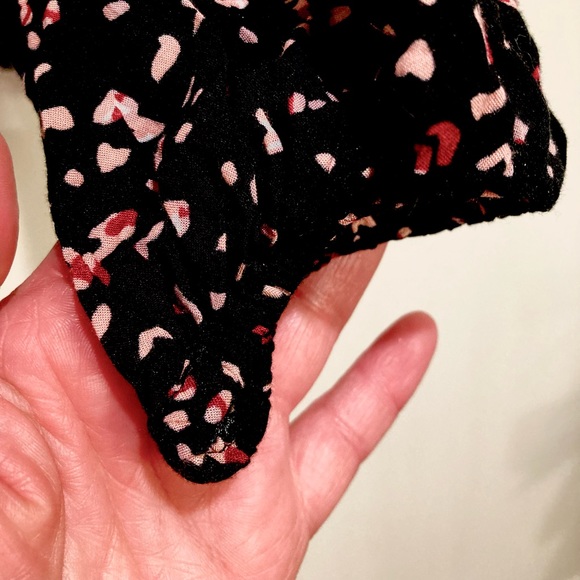 Torrid Black Leopard Heart Challis Twist Front Crop Blouse, Size 00 - Picture 5 of 11